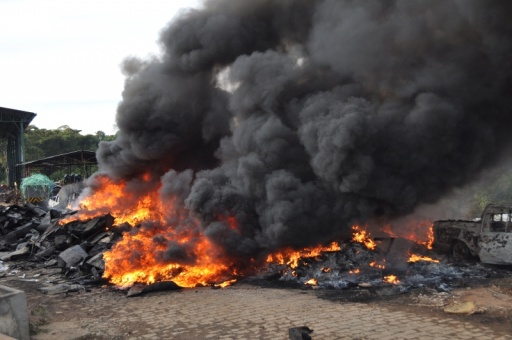 http://www.jornaldelavras.com.br/media/imagens/Noticias/fogo_fumaca_negra_toxica_foto_jornal_de_lavras.jpg